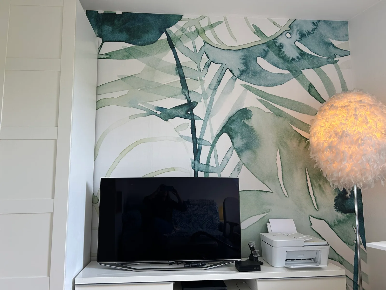 Tapezierte Wand mit grünem Aquarellmotiv