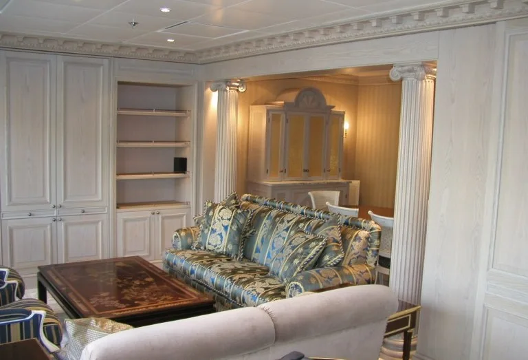 Gestalteter Wohnbereich auf dem Schiff The World